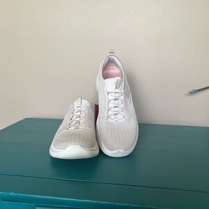 Skechers air cooled arch fit White and Pink Sneakers Sleek Design